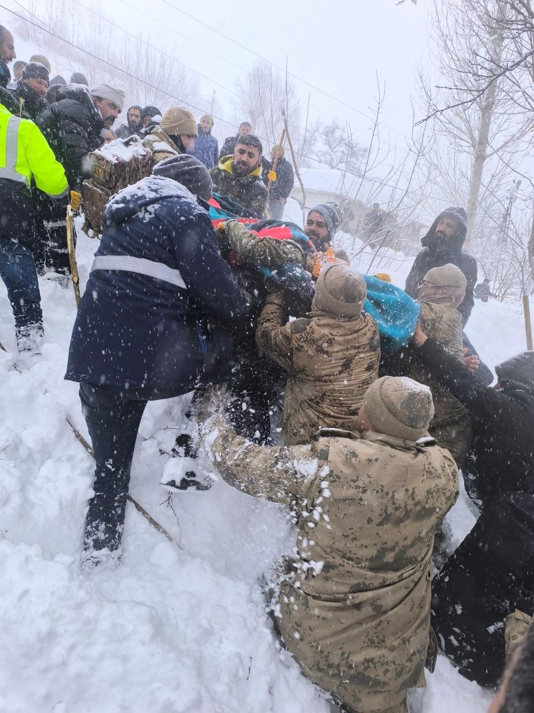 Van da &ccedil;ığ kabusu! Acı haber geldi, 20 ev tahliye edildi 1