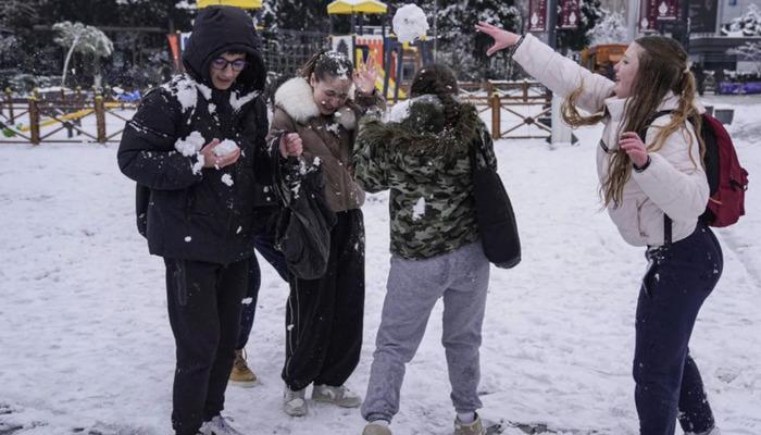 Yeni yıl karla başladı! &Ccedil;ok sayıda ilde okullar tatil edildi