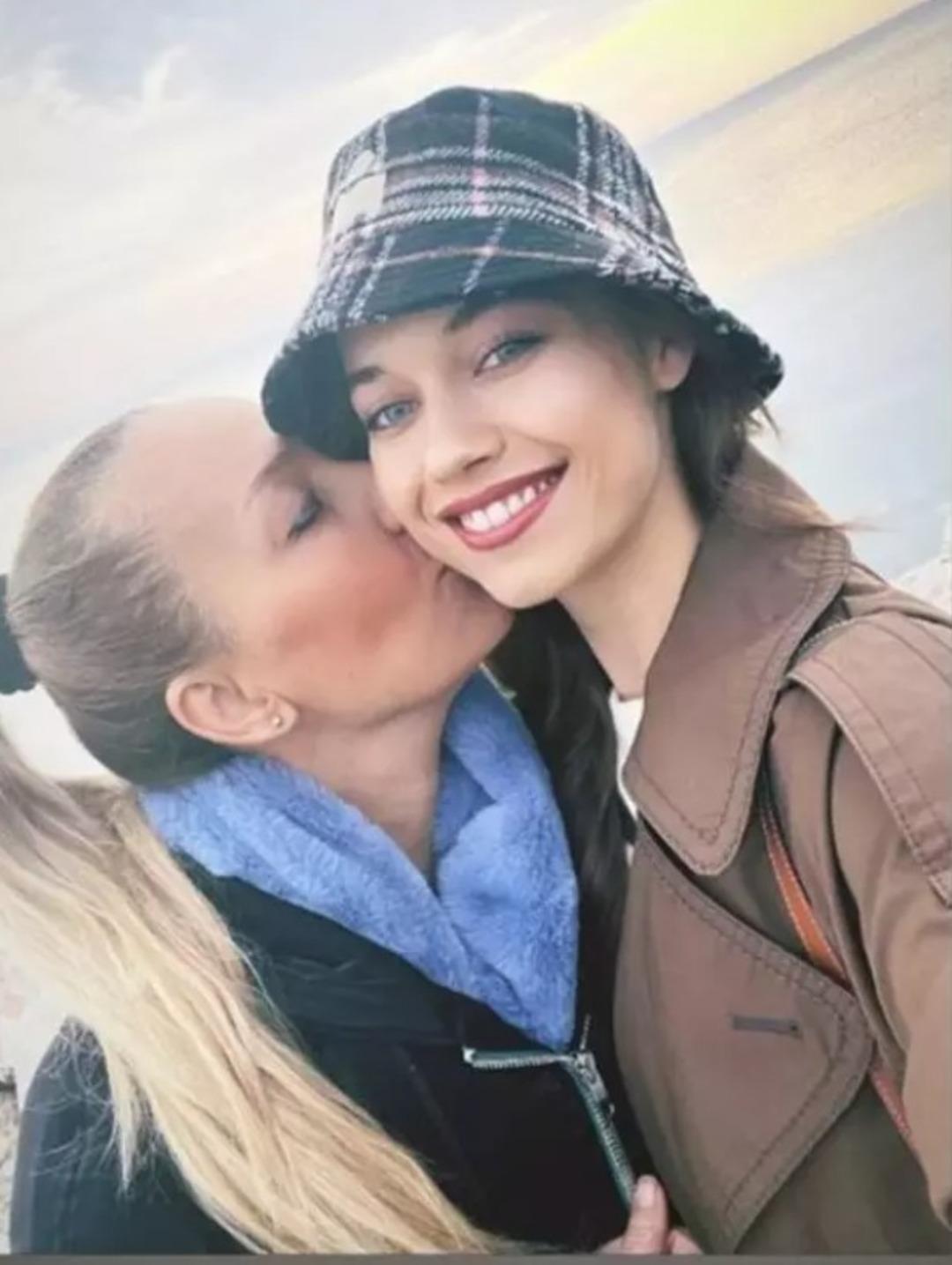 Afra Sara&ccedil;oğlu annesini paylaştı! G&ouml;renler "G&uuml;zellik genetikmiş" dedi 3