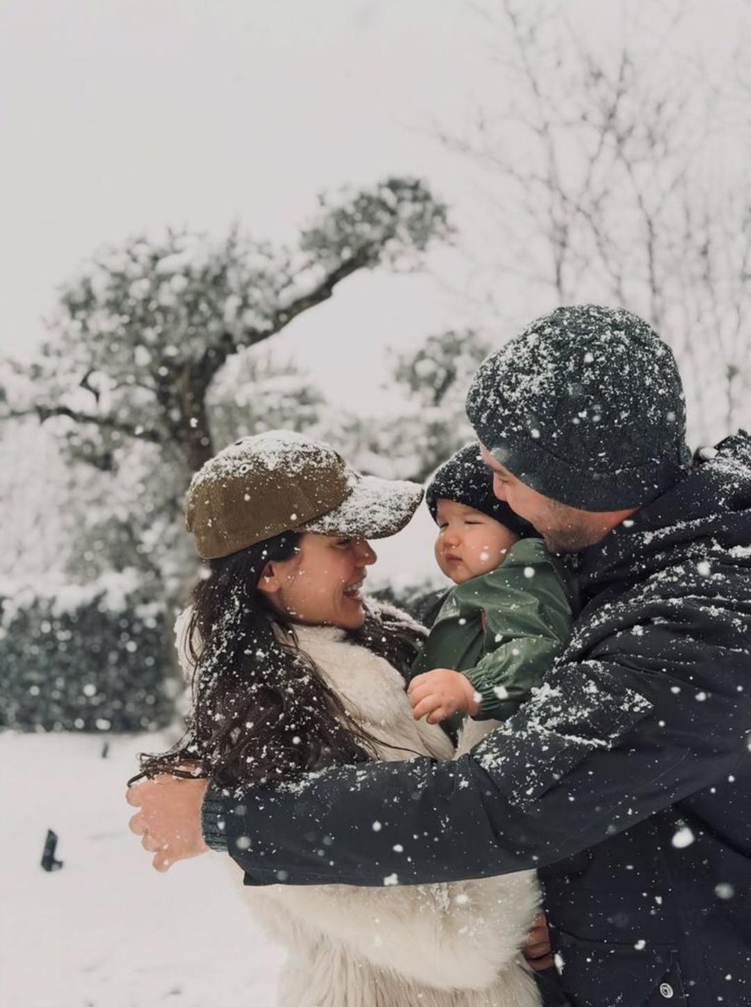 İstanbul a lapa lapa kar yağdı! Pınar Deniz ve Kaan Yıldırım dan aile pozu gecikmedi  3