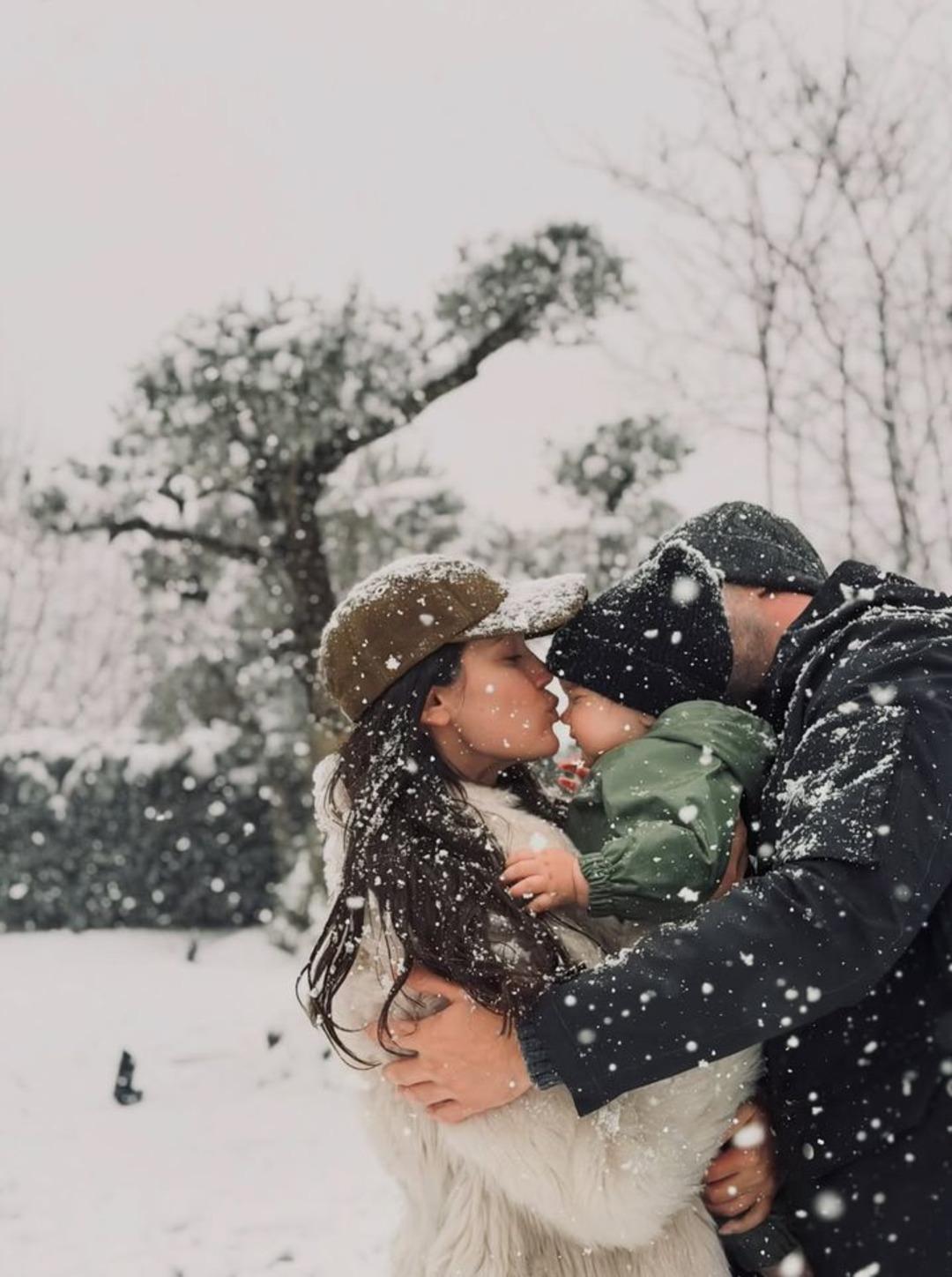 İstanbul a lapa lapa kar yağdı! Pınar Deniz ve Kaan Yıldırım dan aile pozu gecikmedi  1