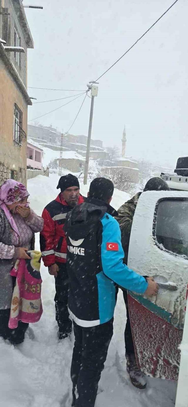 Siirt&rsquo;te UMKE ekipleri kar ve tipiye rağmen hastalara yetişmeye &ccedil;alışıyor 1