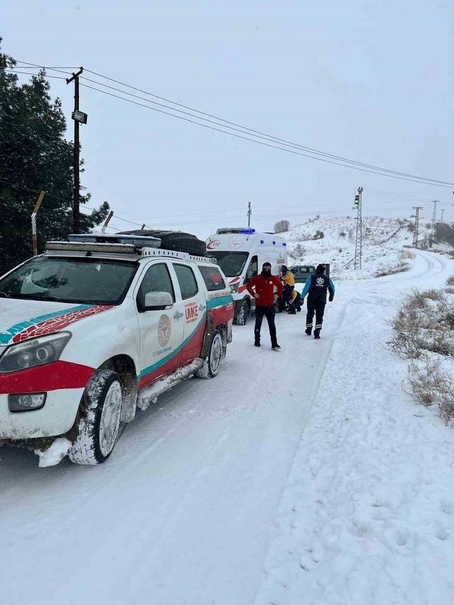 Siirt&rsquo;te UMKE ekipleri kar ve tipiye rağmen hastalara yetişmeye &ccedil;alışıyor 2