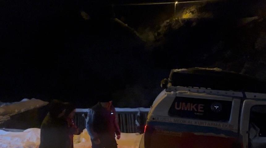 Siirt&rsquo;te UMKE ekipleri kar ve tipiye rağmen hastalara yetişmeye &ccedil;alışıyor