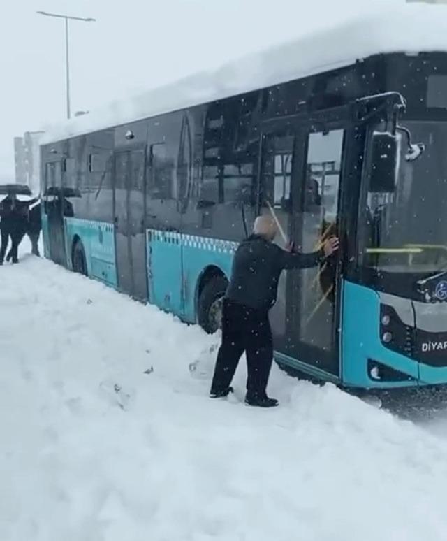 Diyarbakır’da kar kalınlığını metreyle ölçtüler: Kent merkezinde kalınlık ortalama 40 santimi buldu 1