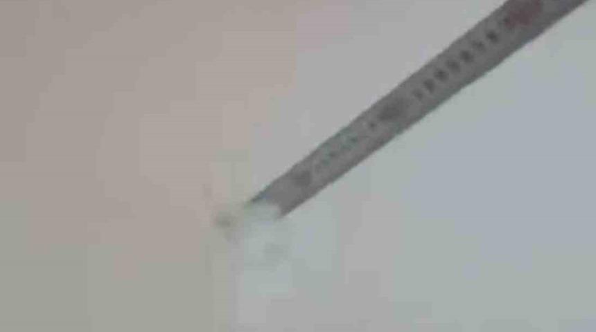 Diyarbakır&rsquo;da kar kalınlığını metreyle &ouml;l&ccedil;t&uuml;ler: Kent merkezinde kalınlık ortalama 40 santimi buldu