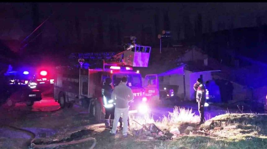 Emet&rsquo;te ahşap evde &ccedil;ıkan yangın b&uuml;y&uuml;meden s&ouml;nd&uuml;r&uuml;ld&uuml;