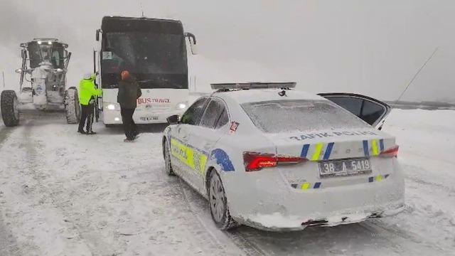 Tur otobüsünde donma tehlikesi geçiren 44 kişi kurtarıldı