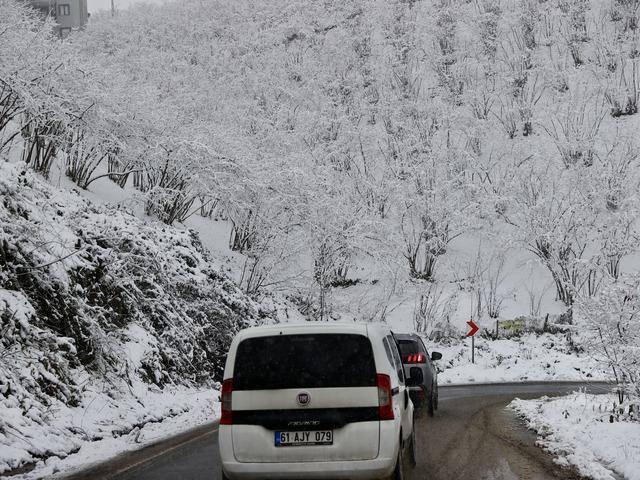 Karadeniz'deki 3 ilde 233 k&ouml;y yolu ulaşıma kapandı