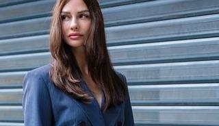 Buz tutan havuzuna girdi! L&uuml;ks eviyle g&uuml;ndemde