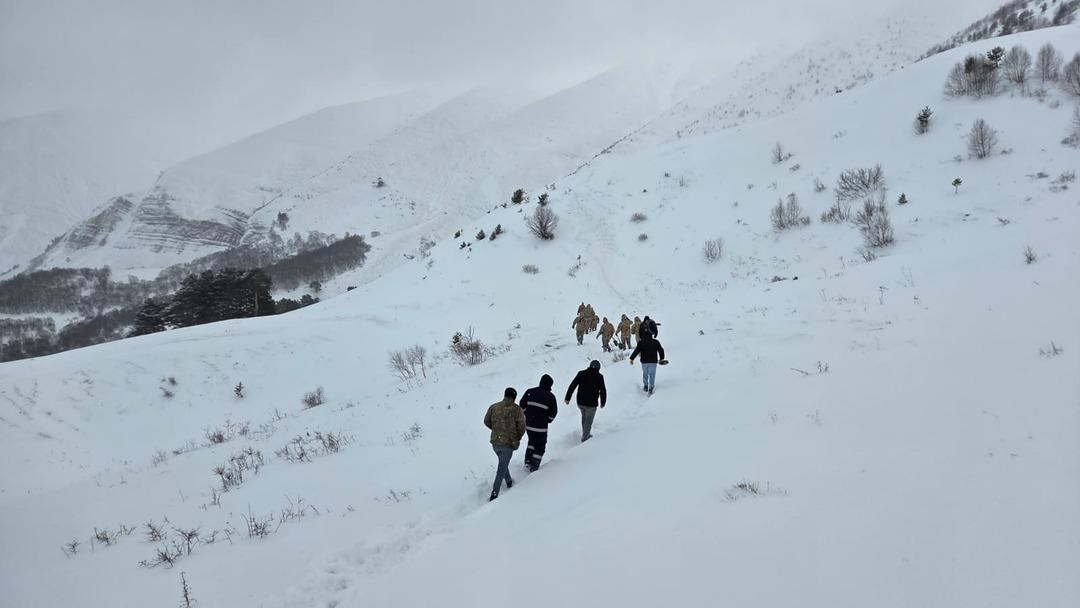 Artvin den acı haber! &Ccedil;ığ altında kalan &ccedil;obanlardan birinin daha cansız bedenine ulaşıldı 2