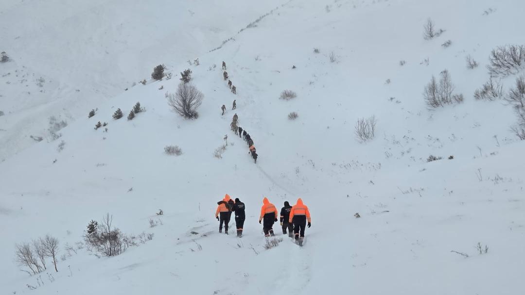 Artvin den acı haber! &Ccedil;ığ altında kalan &ccedil;obanlardan birinin daha cansız bedenine ulaşıldı 3