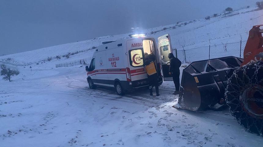 Batman'da k&ouml;yde mahsur kalan hamile kadın hastaneye ulaştırıldı