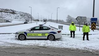 Sinop'ta kar yağışı trafikte aksamaya neden oldu