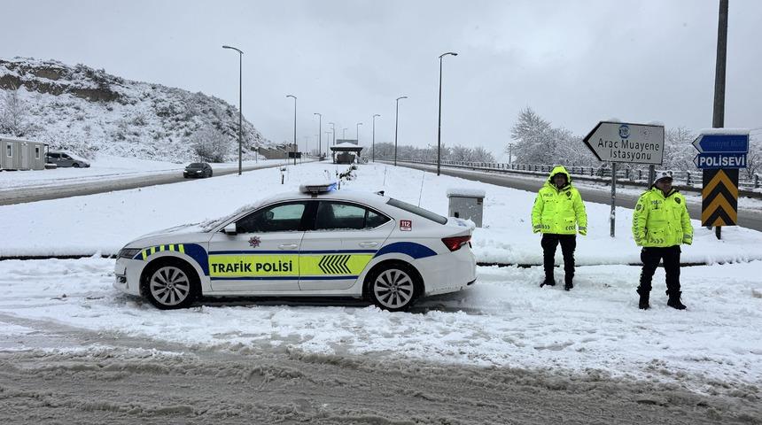 Sinop'ta kar yağışı trafikte aksamaya neden oldu