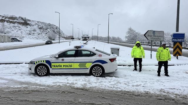 Sinop'ta kar yağışı trafikte aksamaya neden oldu