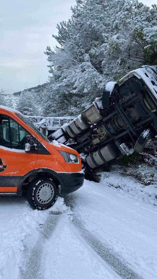 KARGAZ doğalgaz tırı devrildi: Sızıntı sebebiyle yol trafiğe kapatıldı 2