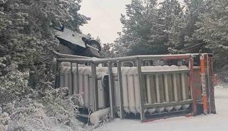 KARGAZ doğalgaz tırı devrildi: Sızıntı sebebiyle yol trafiğe kapatıldı