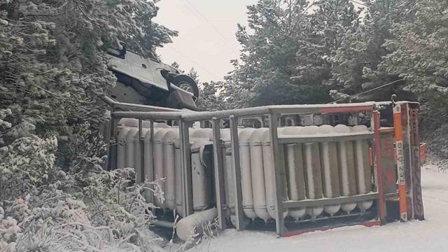 KARGAZ doğalgaz tırı devrildi: Sızıntı sebebiyle yol trafiğe kapatıldı