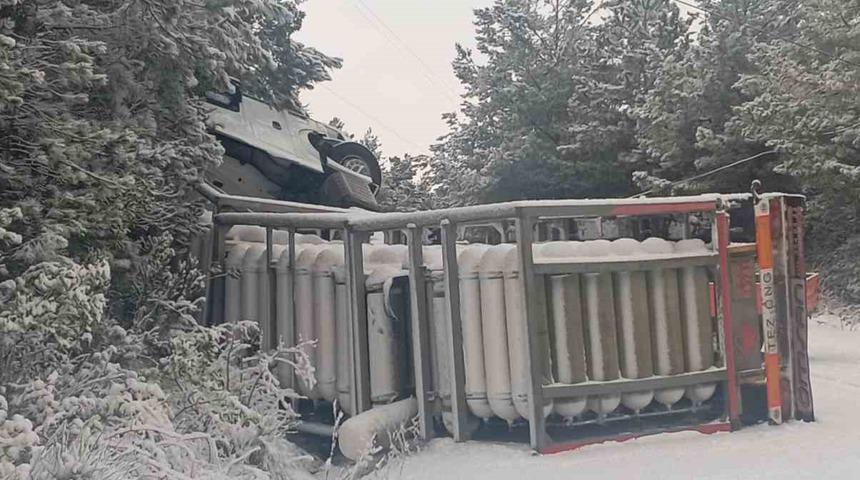 KARGAZ doğalgaz tırı devrildi: Sızıntı sebebiyle yol trafiğe kapatıldı