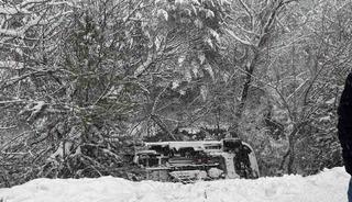 G&uuml;m&uuml;şhane&rsquo;de ambulans dere yatağına yuvarlandı