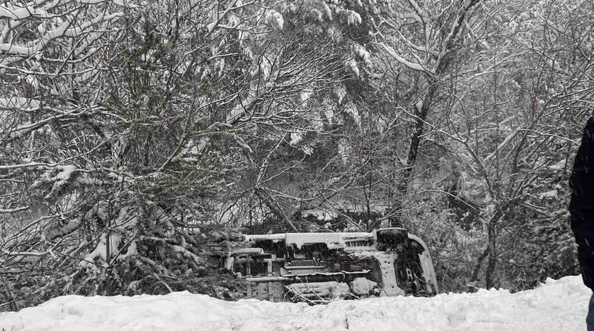 G&uuml;m&uuml;şhane&rsquo;de ambulans dere yatağına yuvarlandı