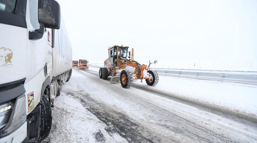 Kars-Digor kara yolunda ulaşım g&uuml;&ccedil;l&uuml;kle sağlanıyor