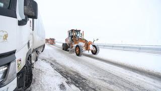 Kars-Digor kara yolunda ulaşım güçlükle sağlanıyor