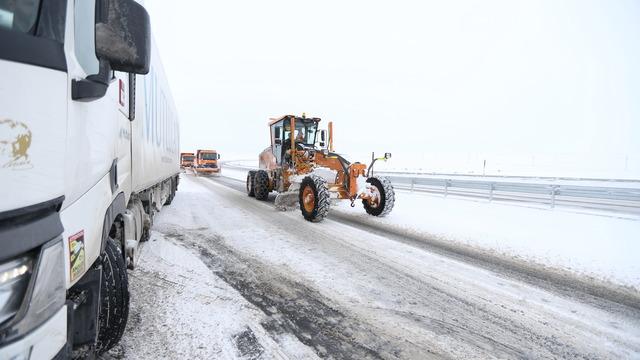 Kars-Digor kara yolunda ulaşım güçlükle sağlanıyor