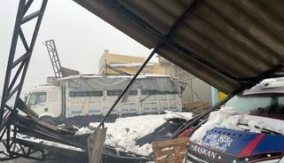 Şanlıurfa'da kar ve tipi nedeniyle 67 iş yerinin &ccedil;atısı &ccedil;&ouml;kt&uuml;