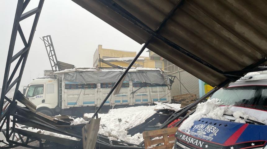 Şanlıurfa'da kar ve tipi nedeniyle 67 iş yerinin &ccedil;atısı &ccedil;&ouml;kt&uuml;