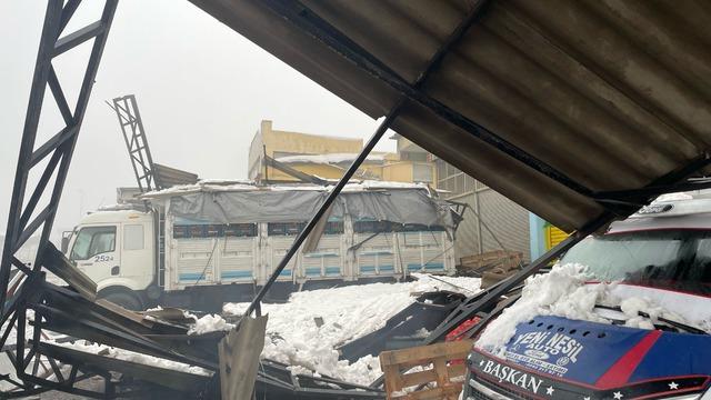 Şanlıurfa'da kar ve tipi nedeniyle 67 iş yerinin çatısı çöktü
