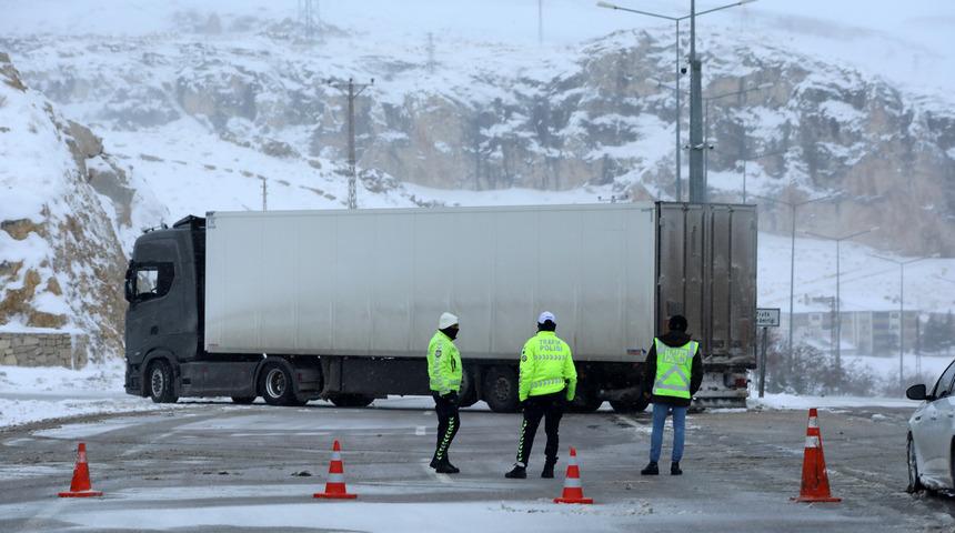 Kayseri-Malatya kara yolu kar ve tipi nedeniyle ulaşıma kapandı