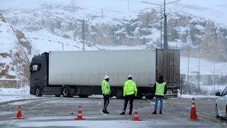 Kayseri-Malatya kara yolu kar ve tipi nedeniyle ulaşıma kapandı