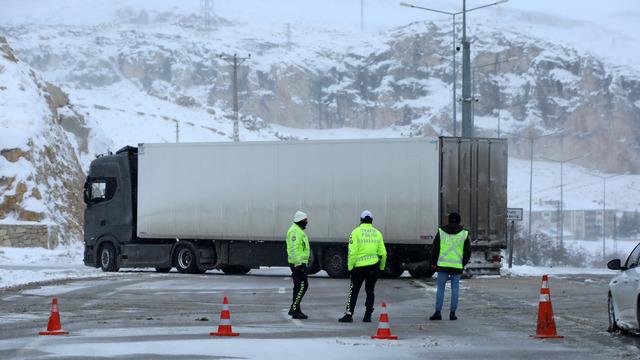 Kayseri-Malatya kara yolu kar ve tipi nedeniyle ulaşıma kapandı