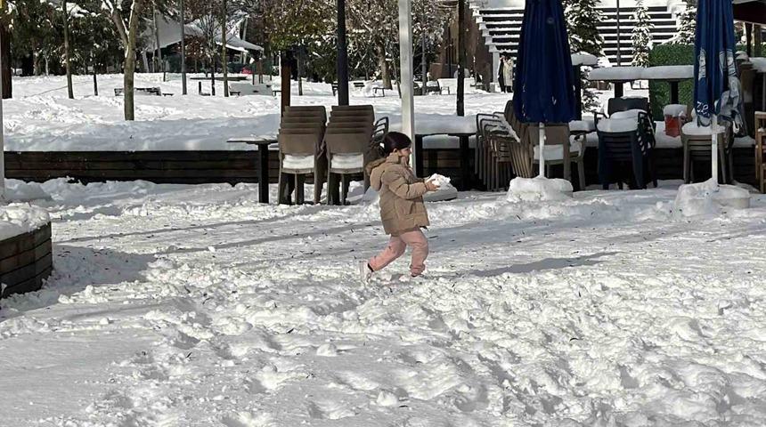 Karın yağışına en &ccedil;ok &ccedil;ocuklar sevindi