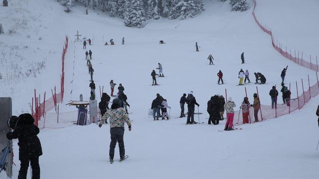 Ilgaz Dağı'ndaki kayak merkezinde kayakseverler yoğunluk oluşturdu