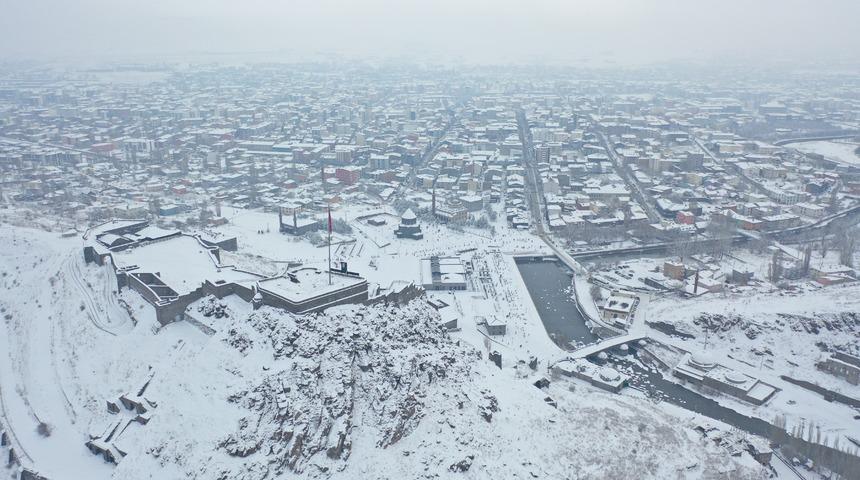 Yoğun yağışın etkili olduğu Kars'ta kar manzarası dronla g&ouml;r&uuml;nt&uuml;lendi