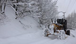 Karab&uuml;k, Zonguldak, D&uuml;zce ve Sakarya'da kardan kapanan k&ouml;y yollarını a&ccedil;ma &ccedil;alışmaları s&uuml;r&uuml;yor