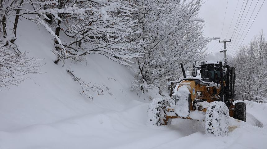 Karab&uuml;k, Zonguldak, D&uuml;zce ve Sakarya'da kardan kapanan k&ouml;y yollarını a&ccedil;ma &ccedil;alışmaları s&uuml;r&uuml;yor