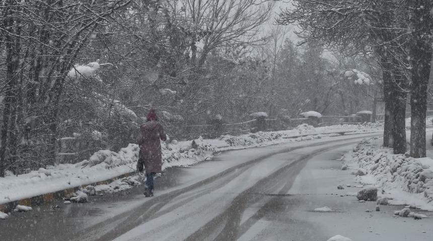 Karab&uuml;k'te eğitim-&ouml;ğretime kar engeli