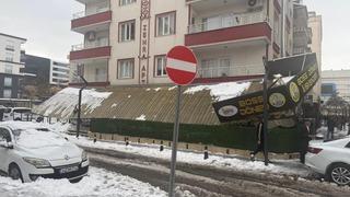 Batman’da kar nedeniyle iş yerlerin sundurması çöktü