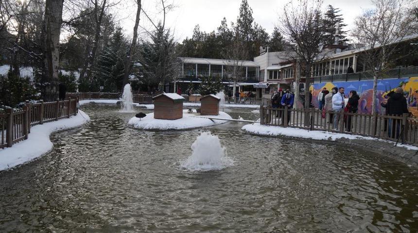 Kar yağışını fırsata &ccedil;eviren Ankaralılar parklara akın etti