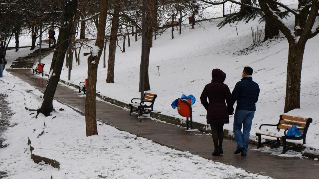 Kar yağışını fırsata çeviren Ankaralılar parklara akın etti 2