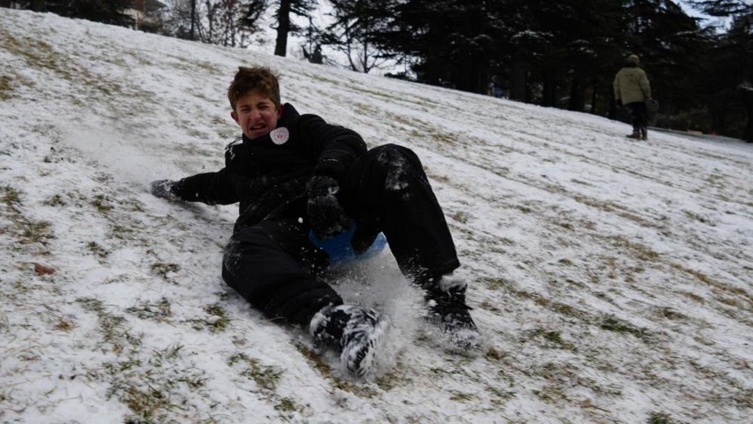 Kar yağışını fırsata çeviren Ankaralılar parklara akın etti 3