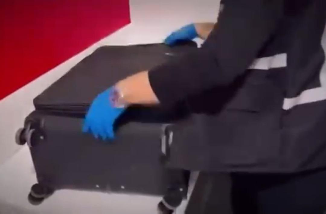 Havalimanında 4,5 kilo uyuşturucu ele ge&ccedil;irildi: Mısır gevreği paketlerine gizlemiş 2