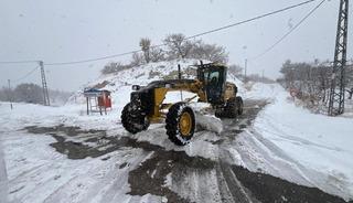 Malatya&rsquo;da kardan kapanan yollar a&ccedil;ılıyor