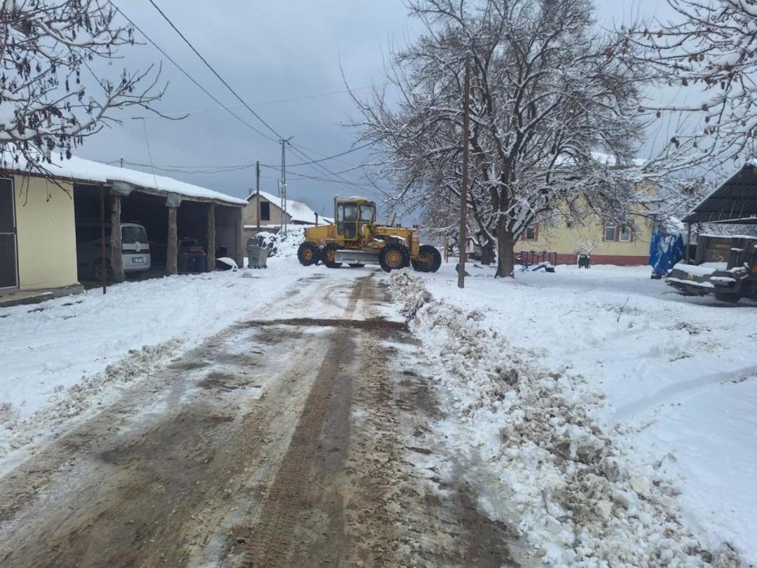 Malatya’da kardan kapanan yollar açılıyor 1