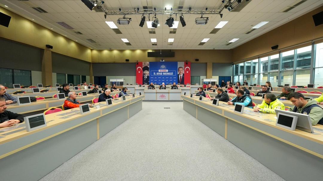 İstanbul Valisi Gül, AFAD da karla mücadele çalışmalarını takip etti 2