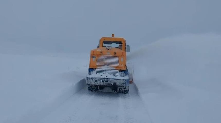 Kars&rsquo;ta 143 k&ouml;y yolu ulaşıma kapandı, eğitime ara verildi